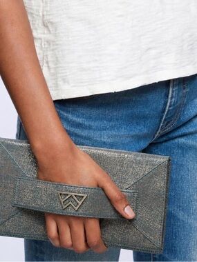 Kelly Wynne Forever Classy leather Clutch in midnight agave